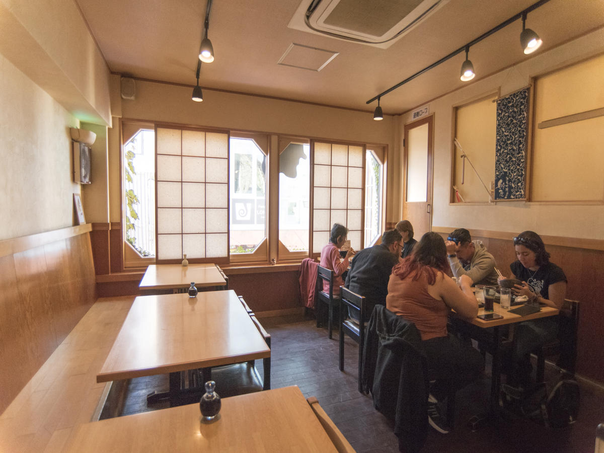 カウンター席もあり、夜は居酒屋としても利用可