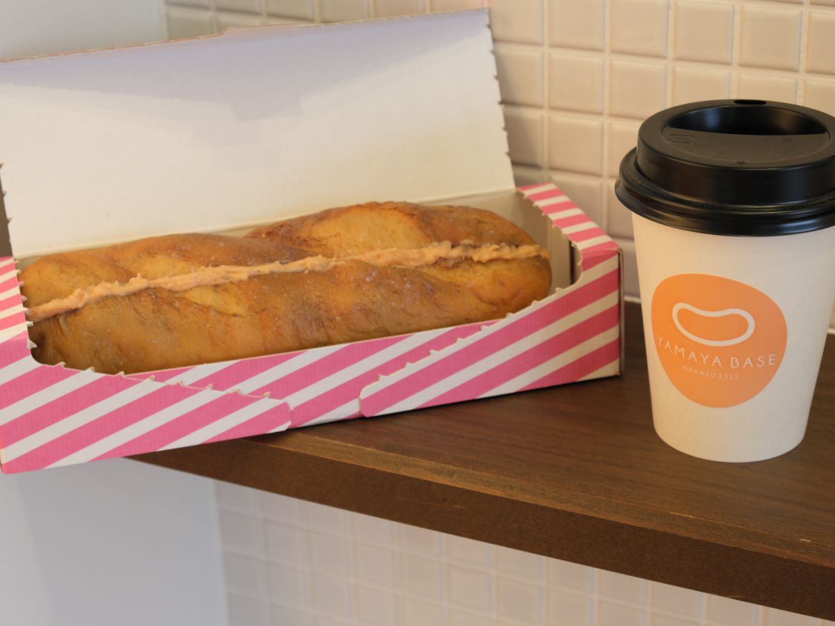 博多めんたいフランス　432円、ホットコーヒー　380円