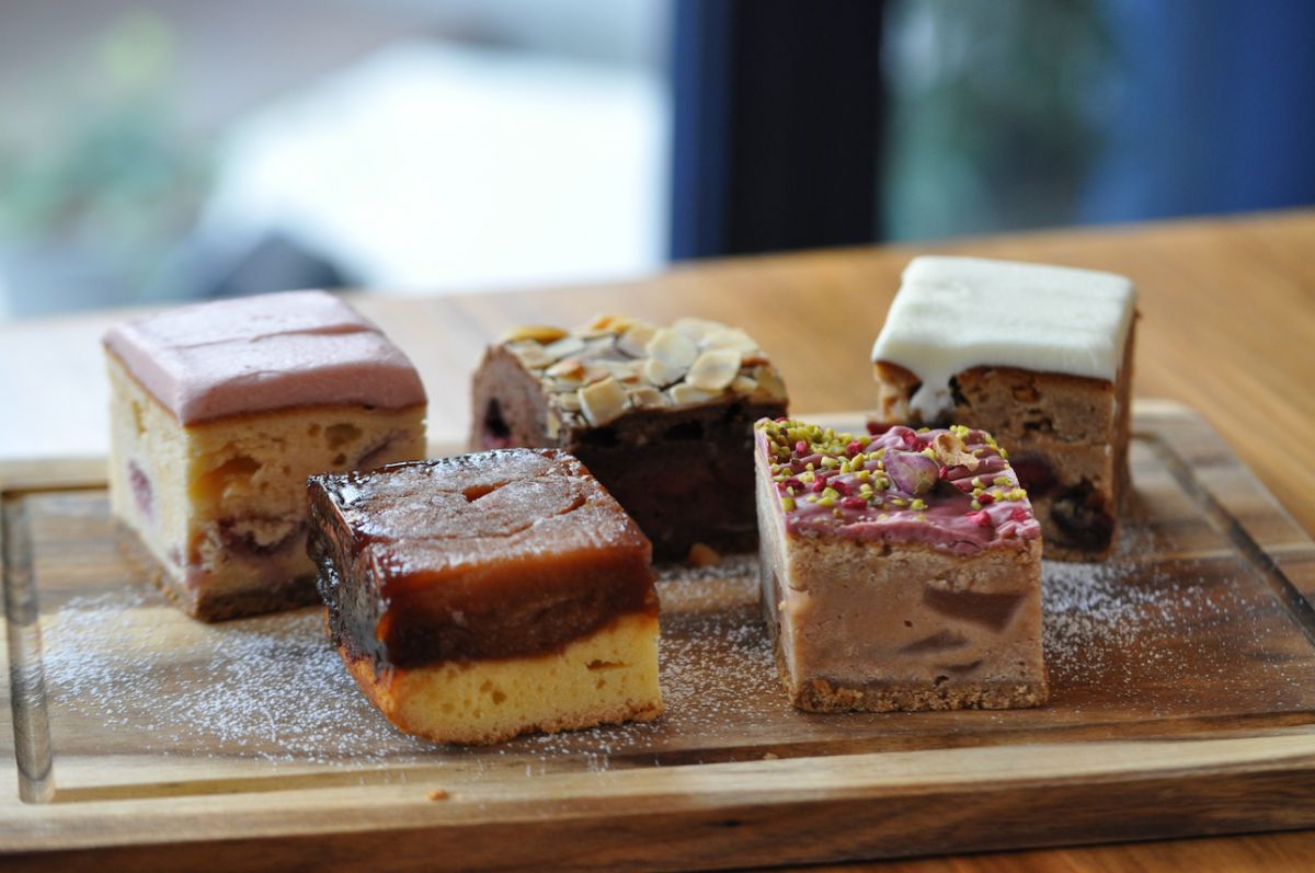 至福のエシレバターケーキ（450円～税別）