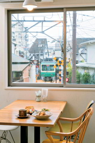 "カウンター裏の席から江ノ電が眺められる特等席。ゆっくりくつろぐなら10~12時、15時以降が狙い目です。</figcaption