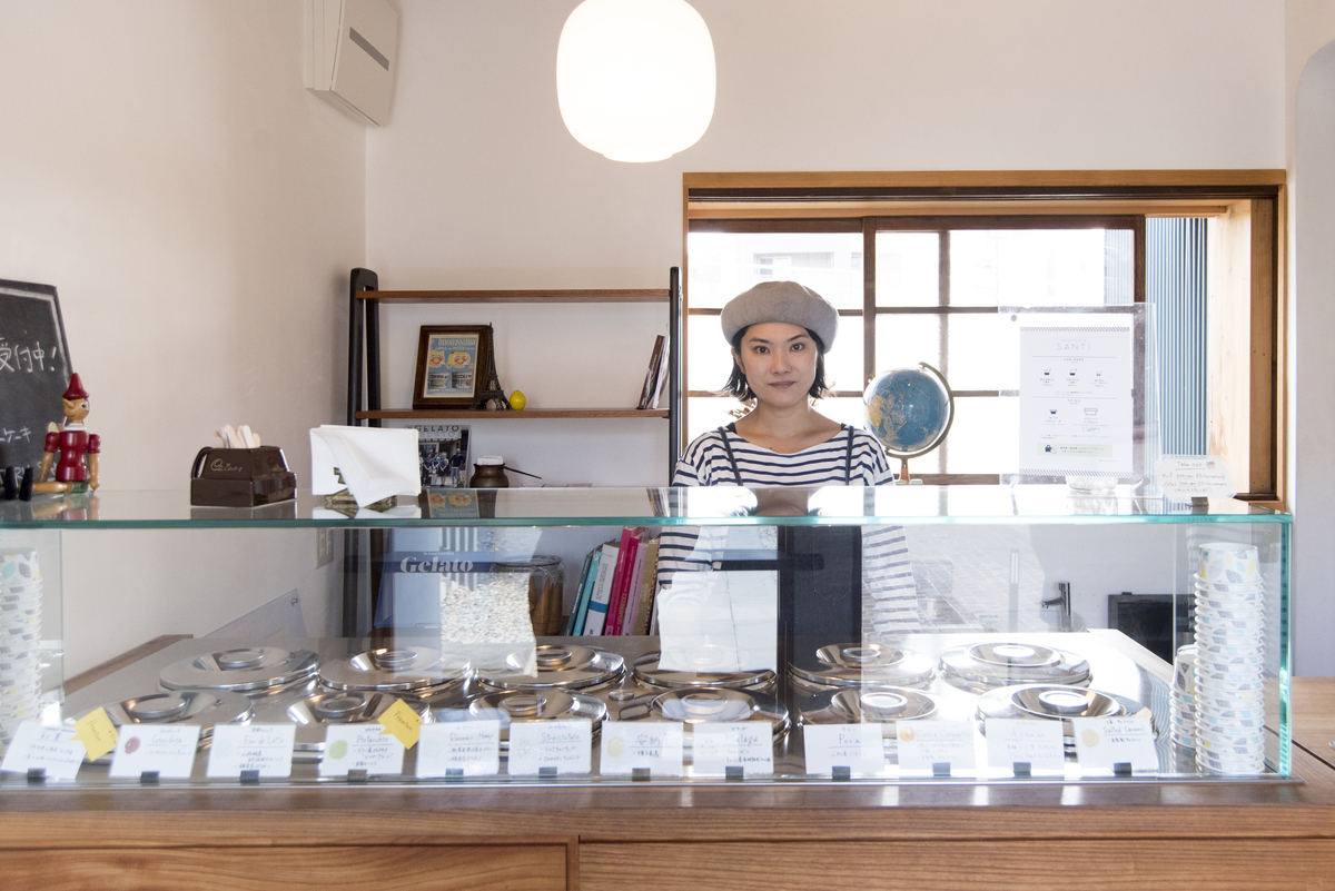 路地の突き当りに立つ。店の裏側には、江ノ電が見えるベンチも