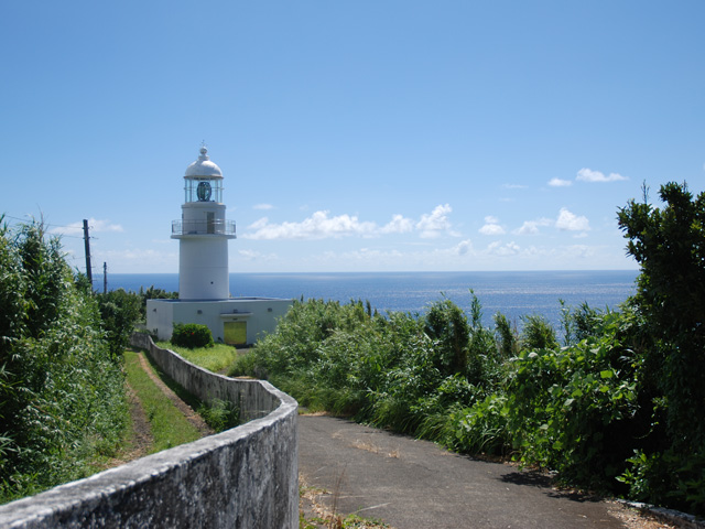 白亜の灯台が青い海に映える