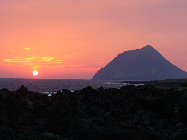 八丈小島を望む夕景は格別