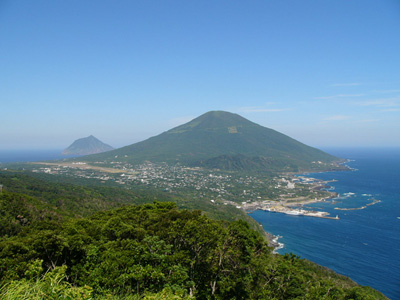 八丈富士と八丈小島、眼下には八丈町の町並みが眺められる