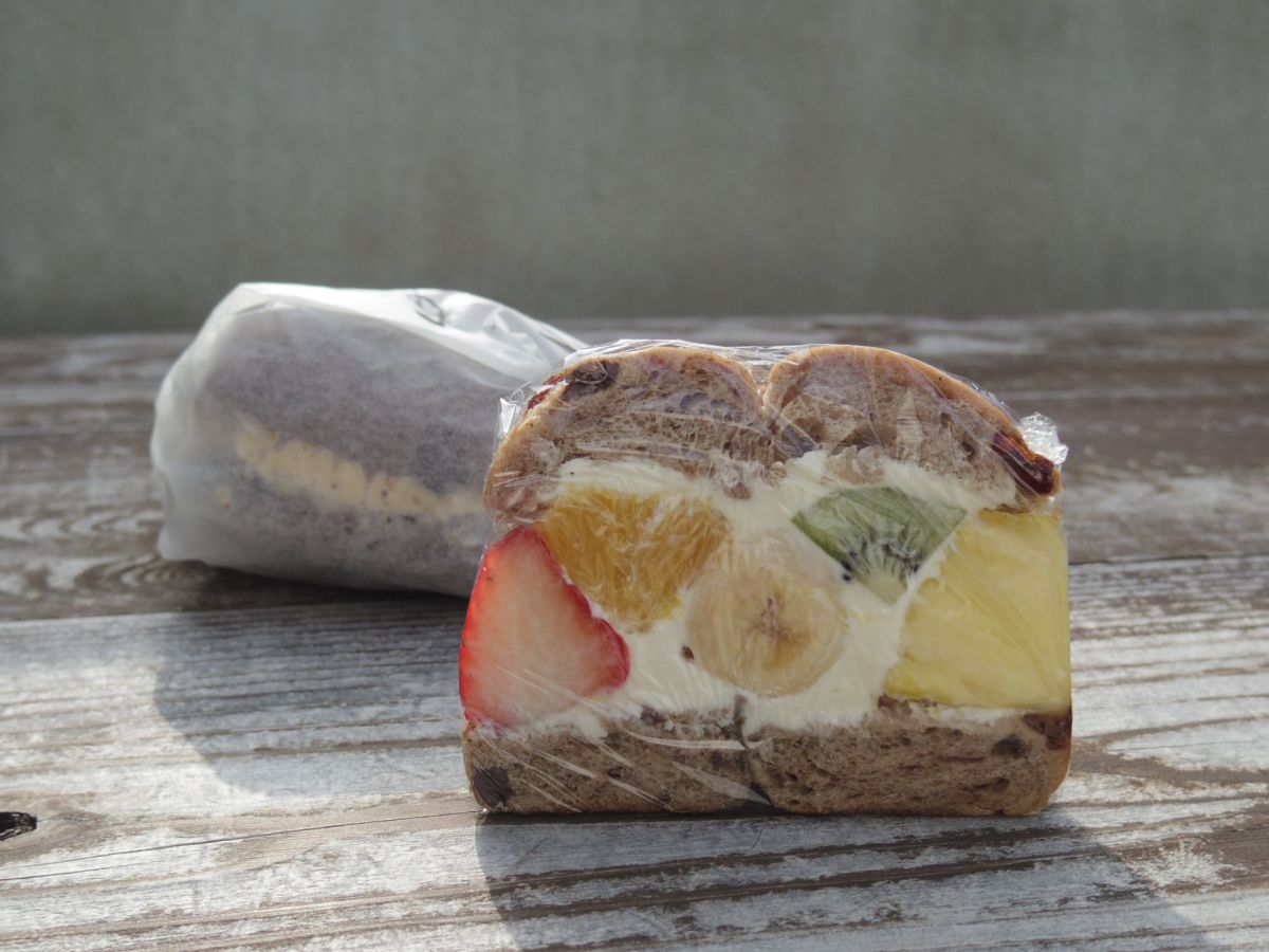 「フルーツ」（550円税込）。写真のベーグルはシナモンレーズン