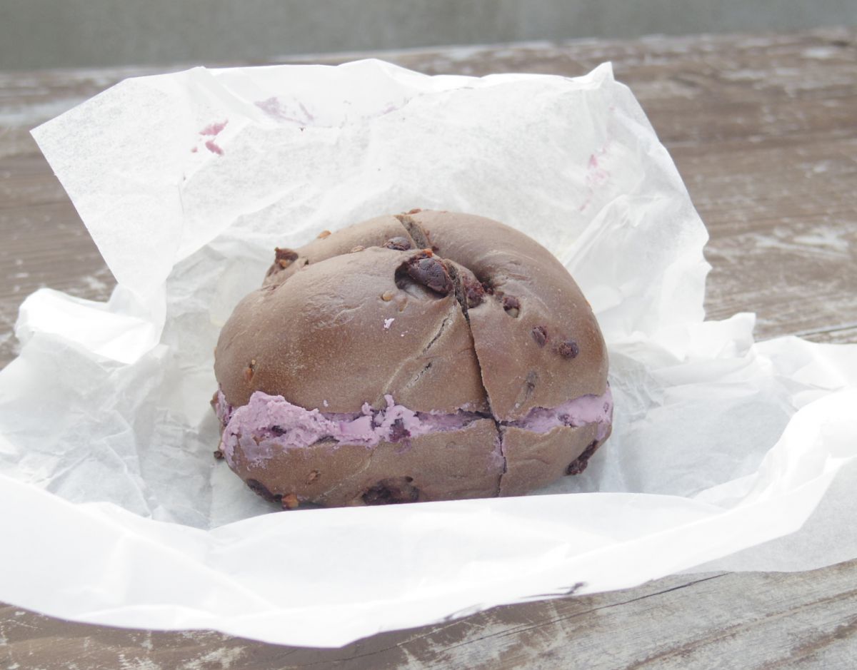 オリジナルベーグルサンド（写真はチョコレートベーグル×ブルーベリー＋イチジクのクリームチーズ 。600円税込）