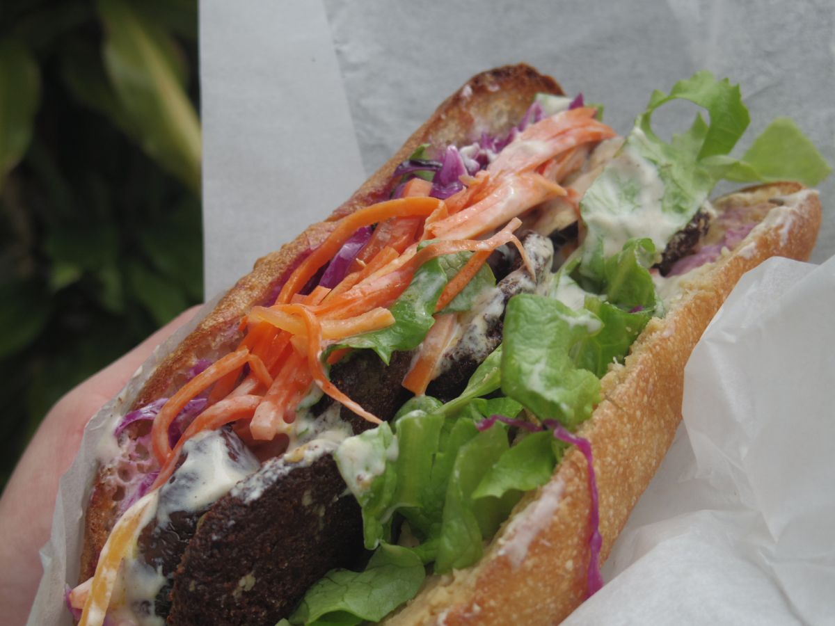 フランスパンのサンドイッチ「ファラフェル」（740円税込）