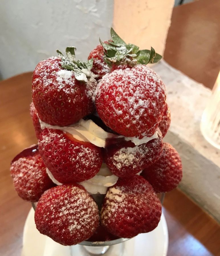 パフェグラスに“あまおう”が20粒！果物屋さん直営のフルーツ