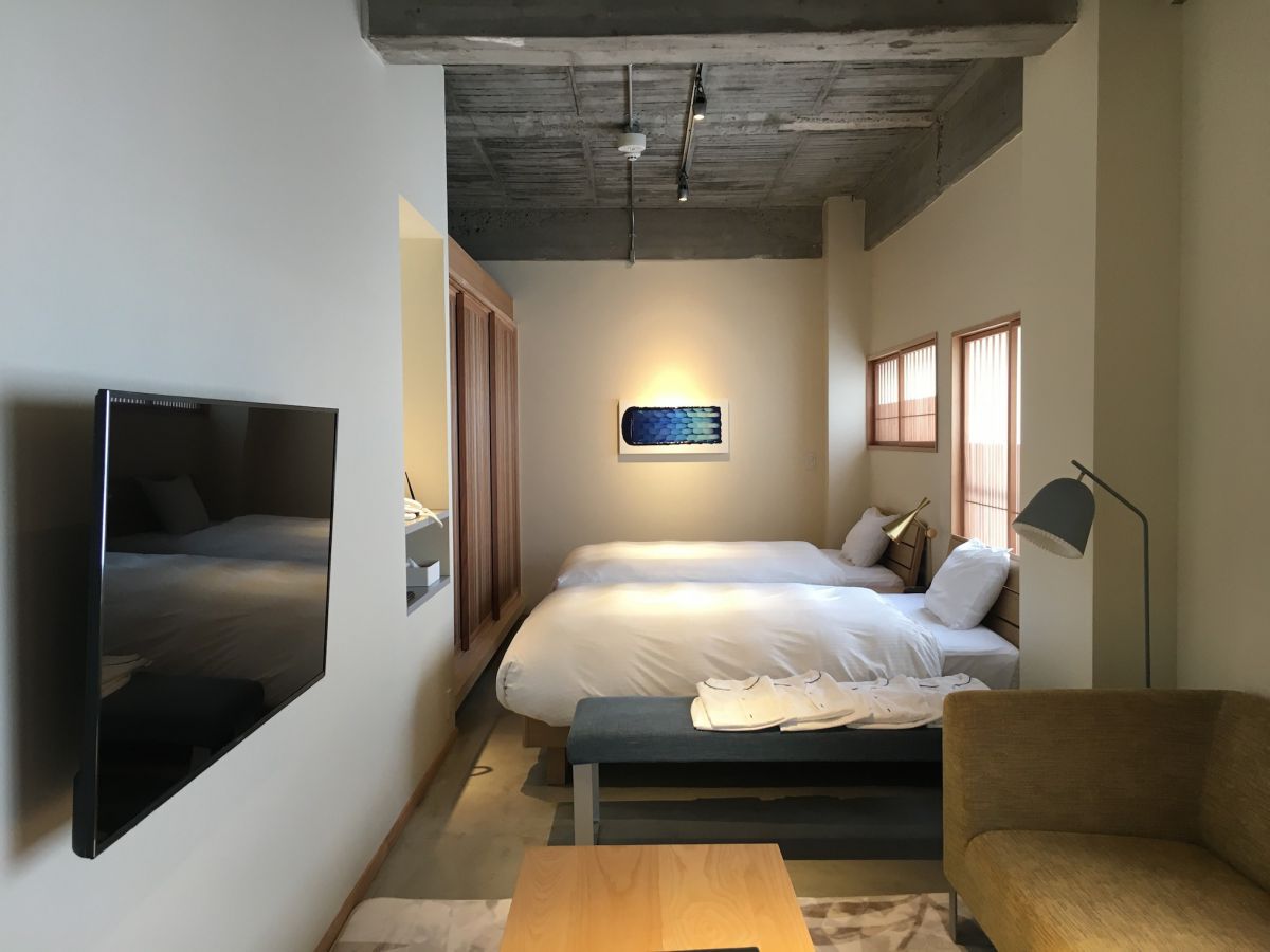 「博」室内(4名利用の場合1室で3万8000円〜)。左奥には和室も備えています