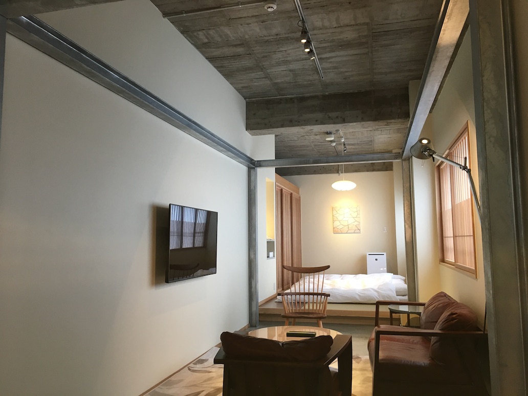 「多」室内(4名利用の場合1室で3万3000円〜)。左奥にベッドルームあり。1室5人まで