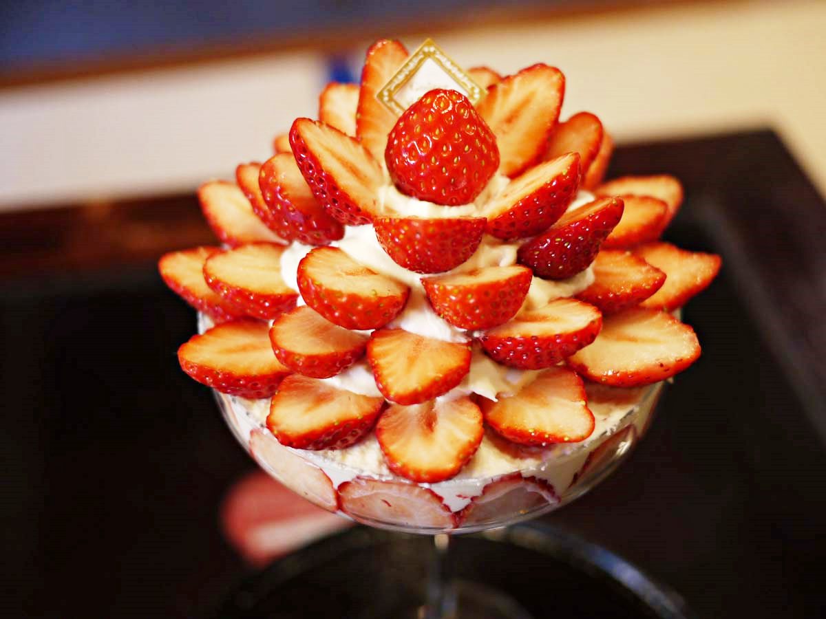これパフェじゃないの!?いちごた～っぷりインパクト大の華やかスイーツ