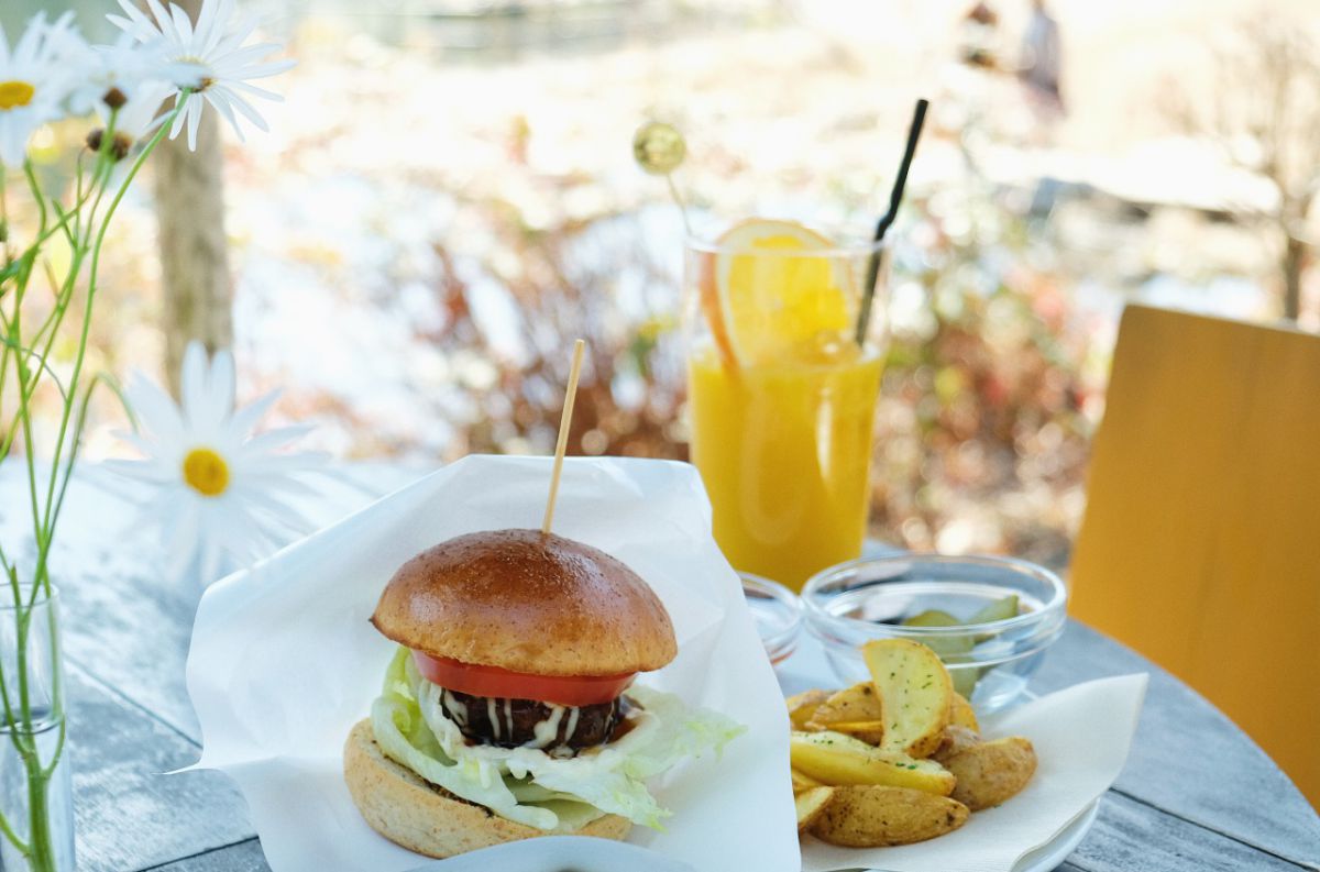 豊後牛のマルク・バーガー（単品 1650円、ドリンクセット 2145円）