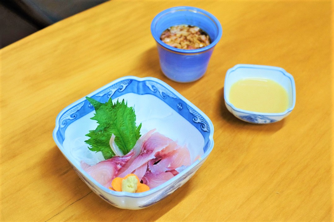 手前・鯉洗い 500円、奥・鯉々 500円（ともに税抜）