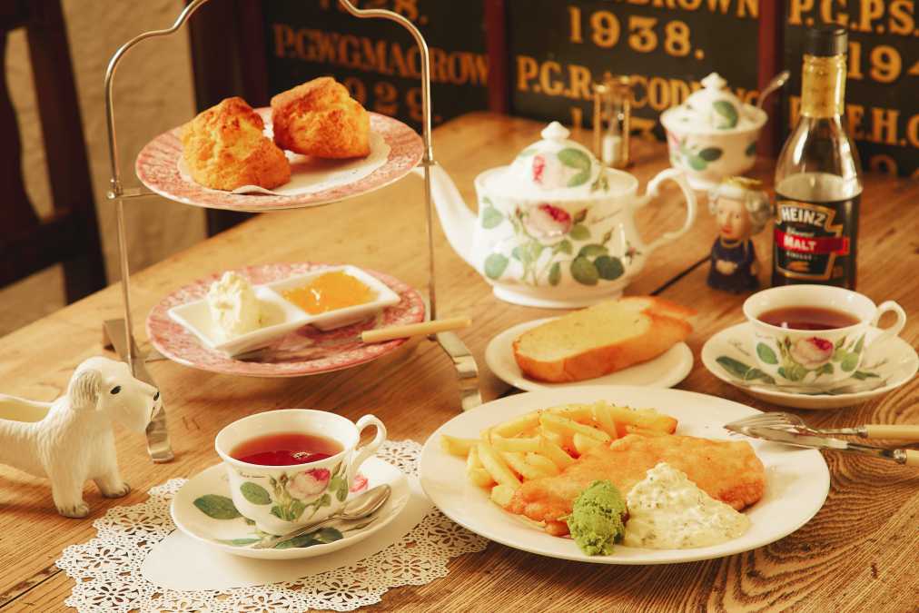 フィッシュ アンド チップス　2138円（手前）、クリームティーセット　1458円（奥）