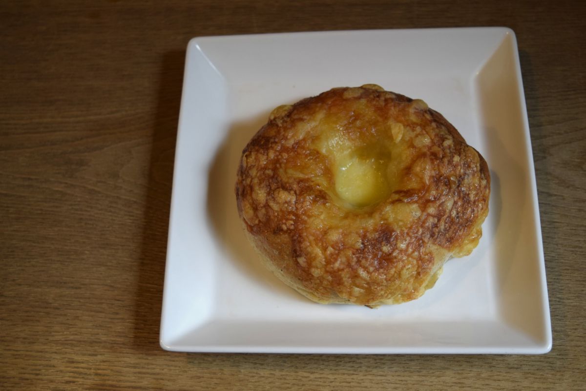 オニオンチーズベーグル　210円