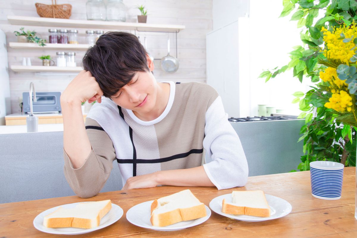 写真左からローソン「もっちりとした 毎朝の食パン」、セブンイレブン「もっちり食感 金の食パン」、ファミリーマート「小麦香るしっとりとした食パン」