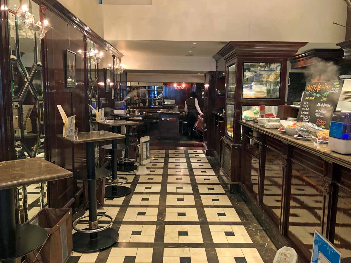 スタイリッシュな店内