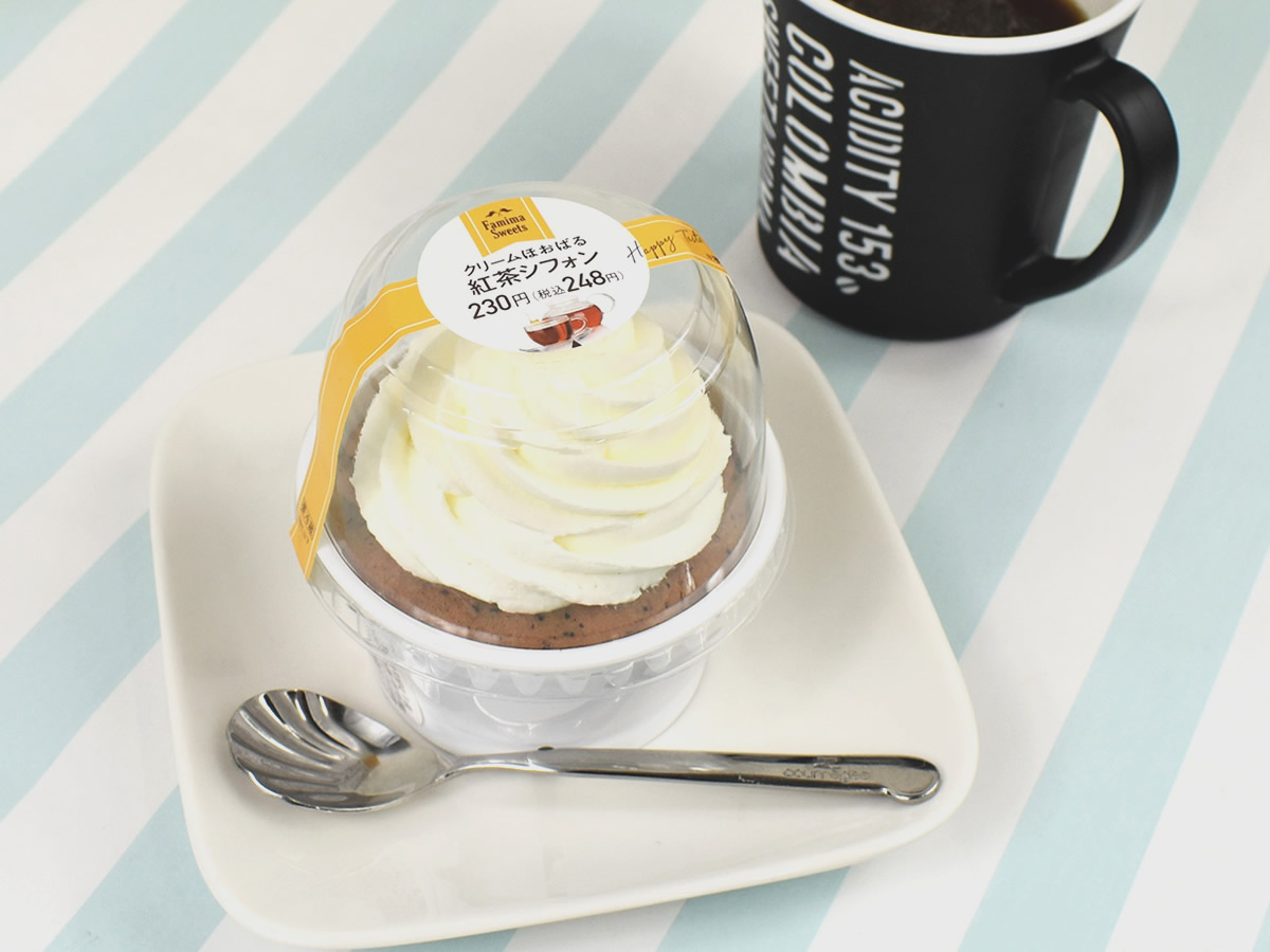 まるでミルクティー!? ファミマの紅茶シフォンはクリームたっぷり!