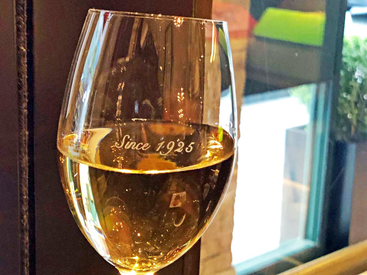 1925創業と彫られたワイングラス