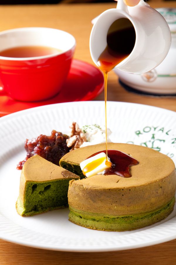 究極のホットケーキ1200円〜紅茶から作ったオリジナルティーソースを合わせて〜、ホットストレートティー（ポット提供）780円