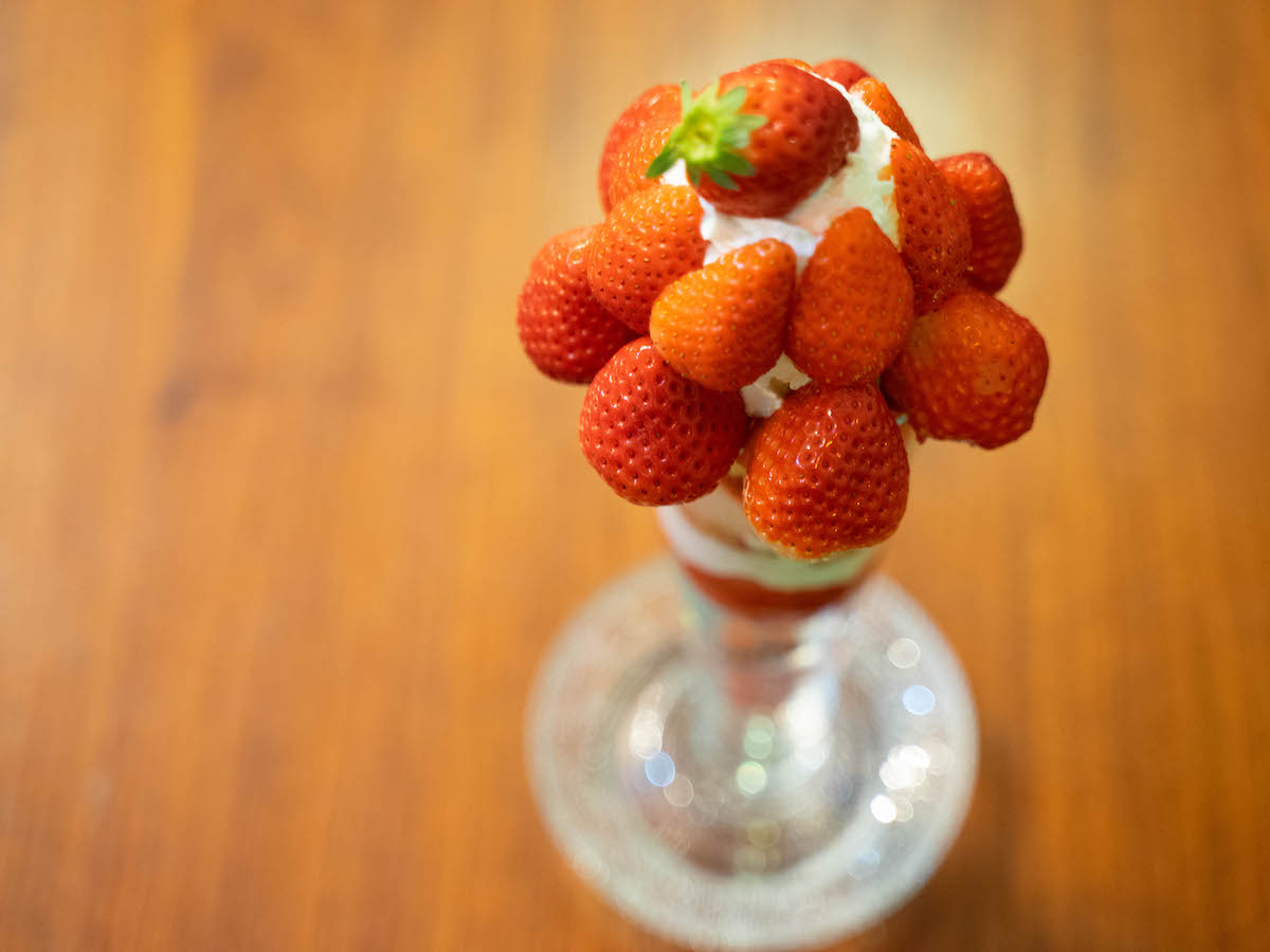 いちごを1パック以上も使ってる!? 広島で見つけたいちごまみれのビッグパフェ