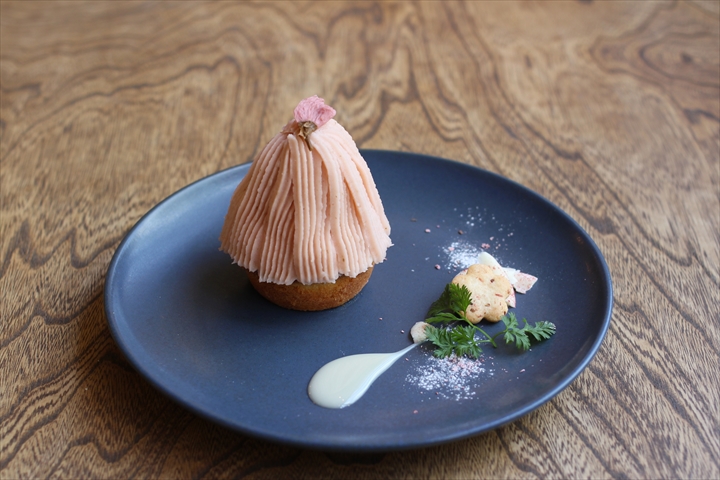 桜といちごのモンブラン 990円