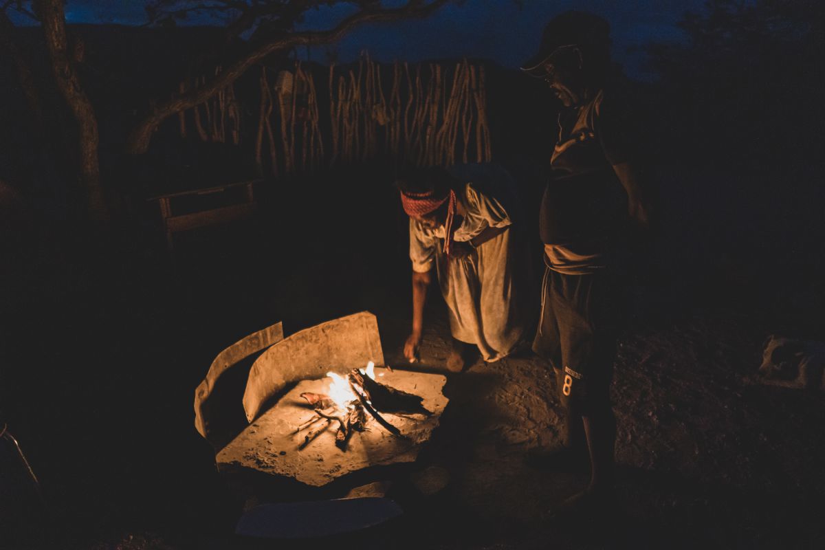 道に迷い、偶然見つけた民家でもキャンプ
