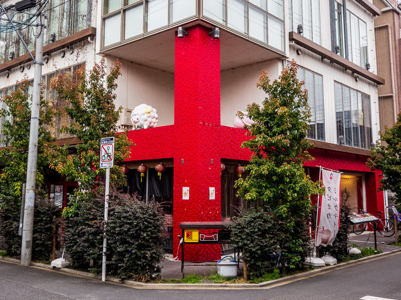 まるで鳥居のようなビルのシンボルの赤い柱が目印