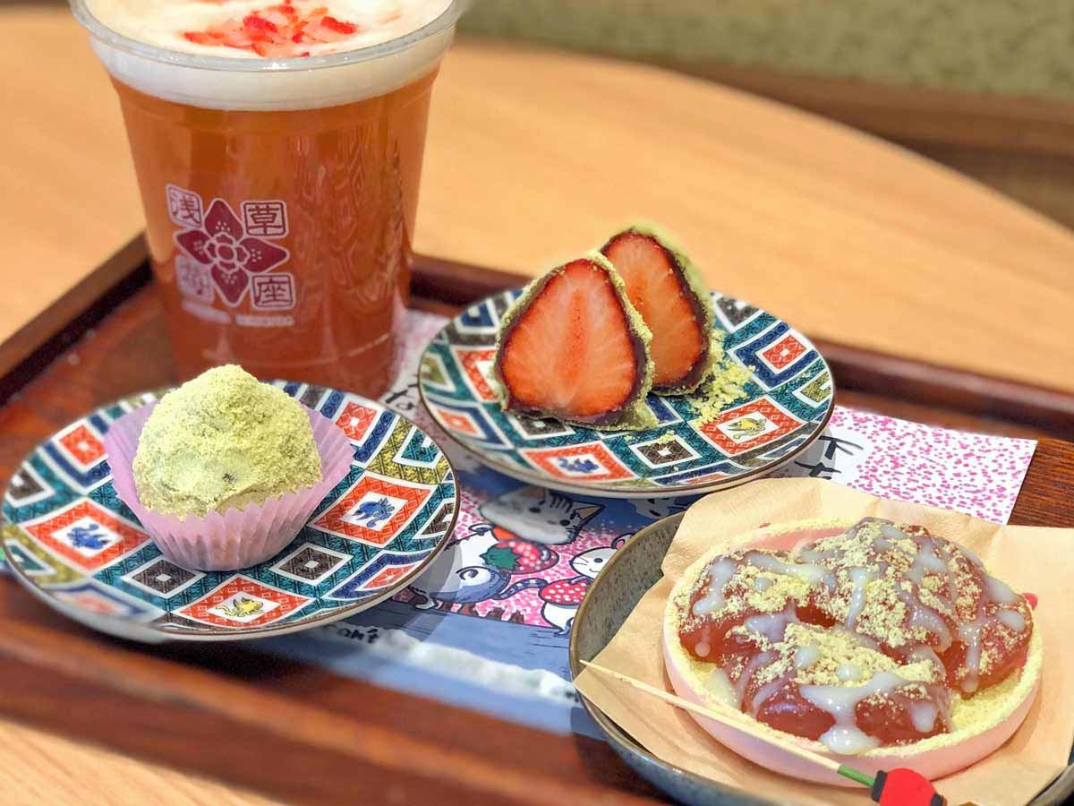 左から「苺ビール」「風呂敷もち」「苺わらび餅」