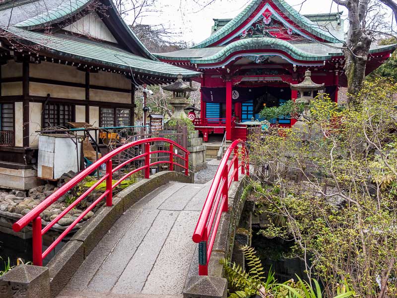 公園内にある「井の頭弁財天」。金運アップはもちろん、相手を想いながら太鼓橋を渡ると縁結びのご利益があるといわれる