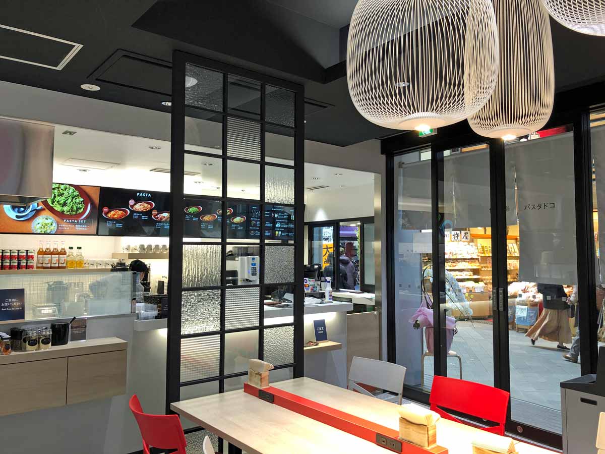 スタイリッシュな店内