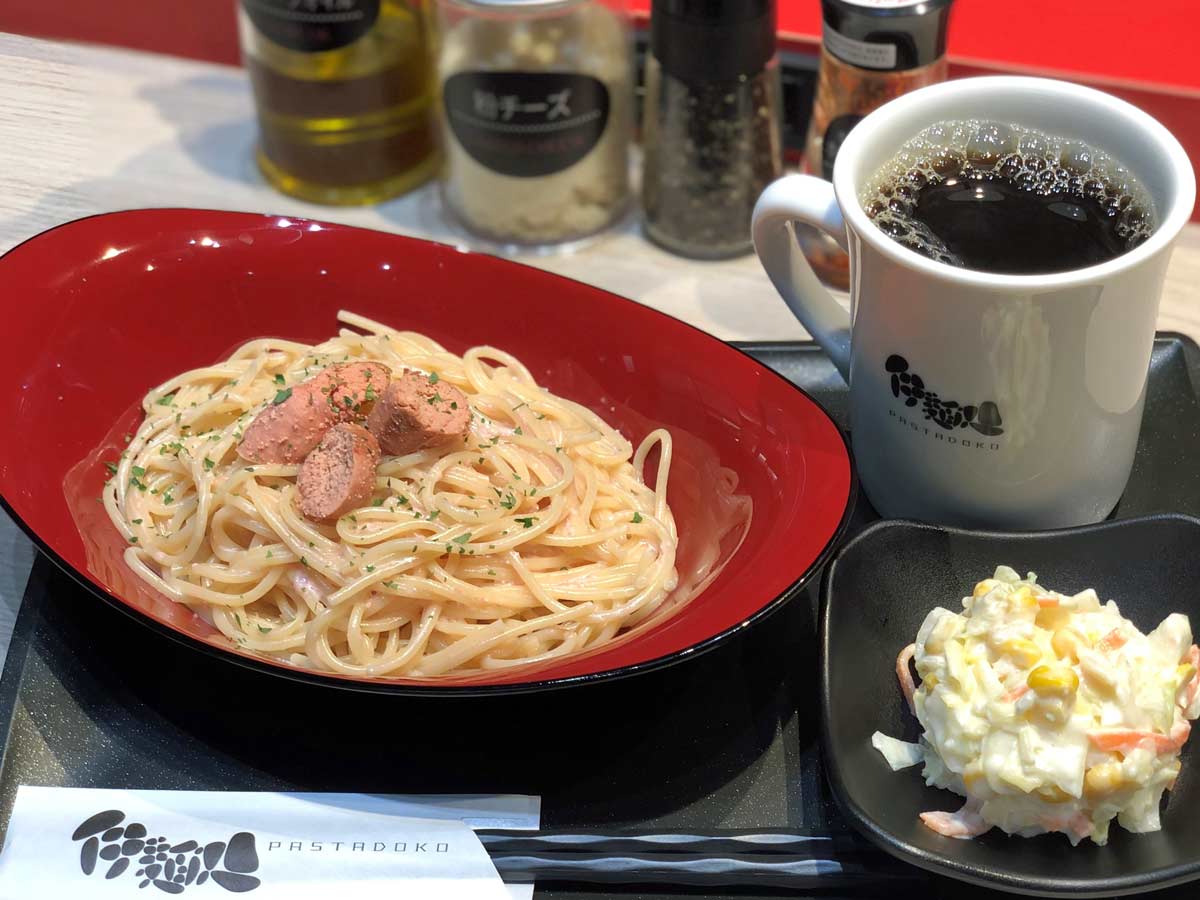 サラダとドリンクをセットした「タラコソース」