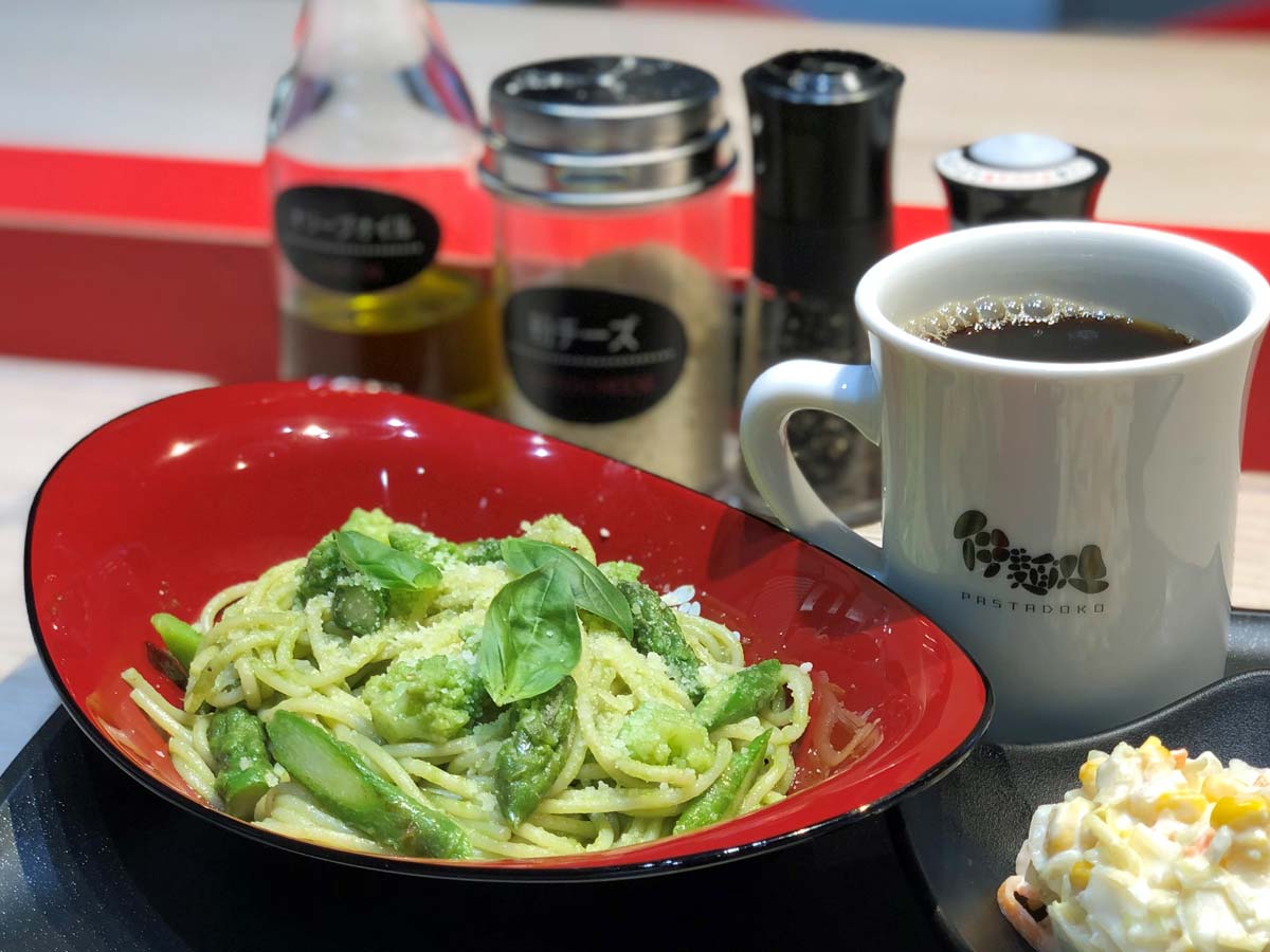 サラダとドリンクをセットした「ジェノベーゼ」