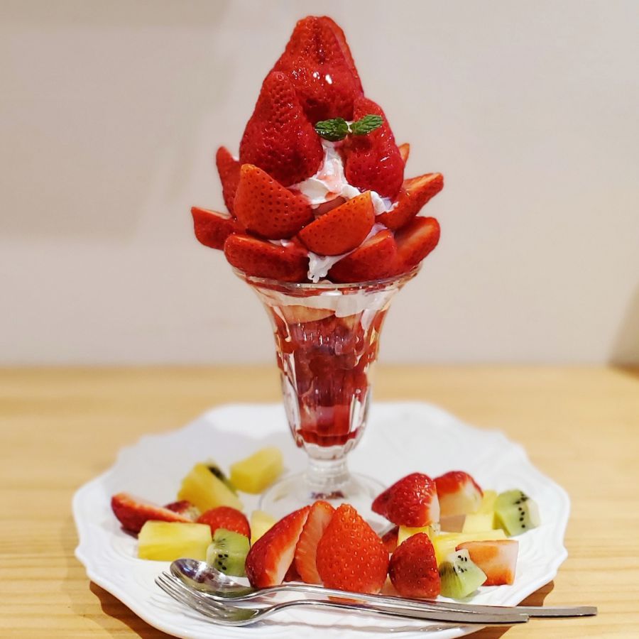 「こぼれいちごパフェ1500円」 ※カフェタイム限定。2020年3月下旬ごろ（予定）までのメニュー
