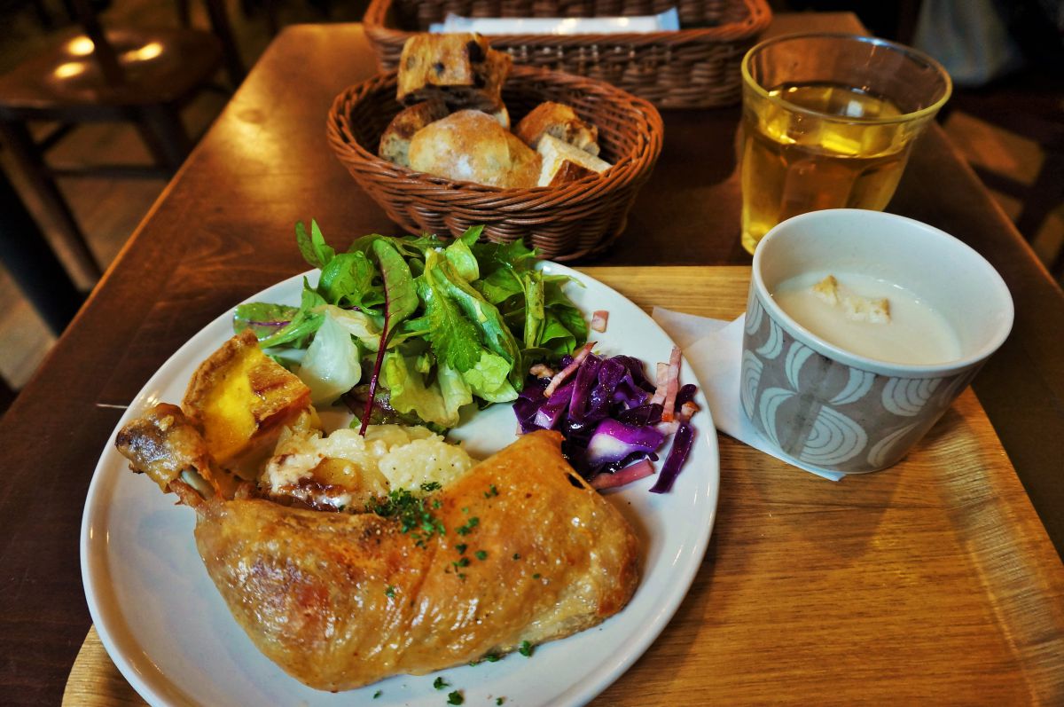 鶏肉のコンフィ　じゃがいもグラタン添え