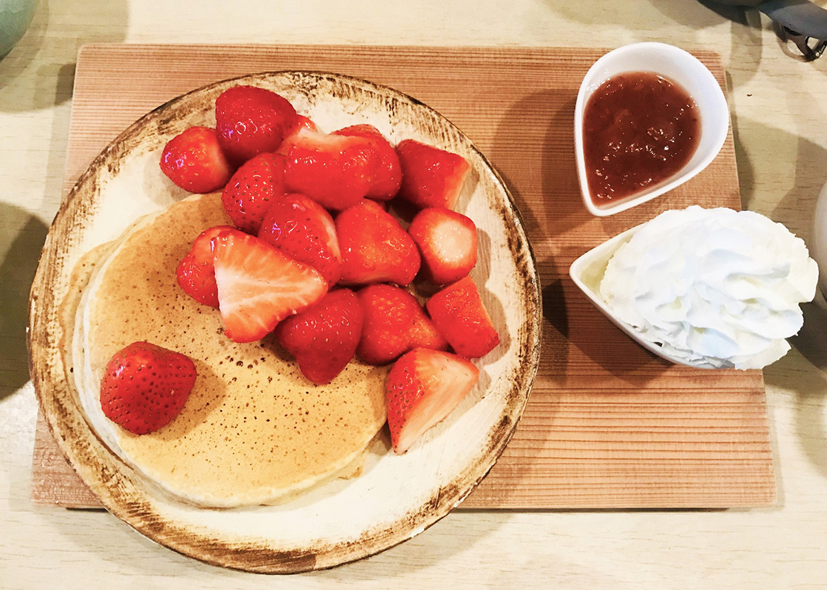 いちごもりもりホットケーキセット1400円税込　（期間限定12～3月を予定）