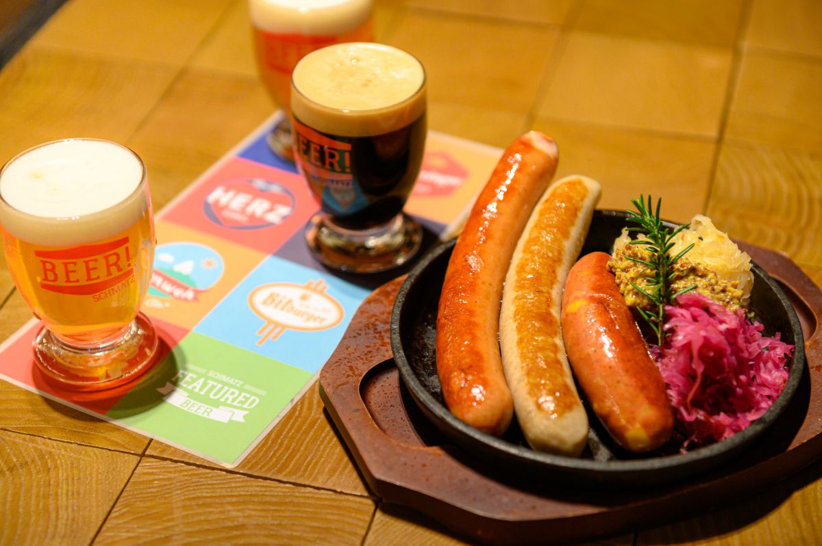 ビールフライト! 3種飲み比べテイスティングセット 1100円(税抜)、ソーセージ3種盛り 1650円(税抜)