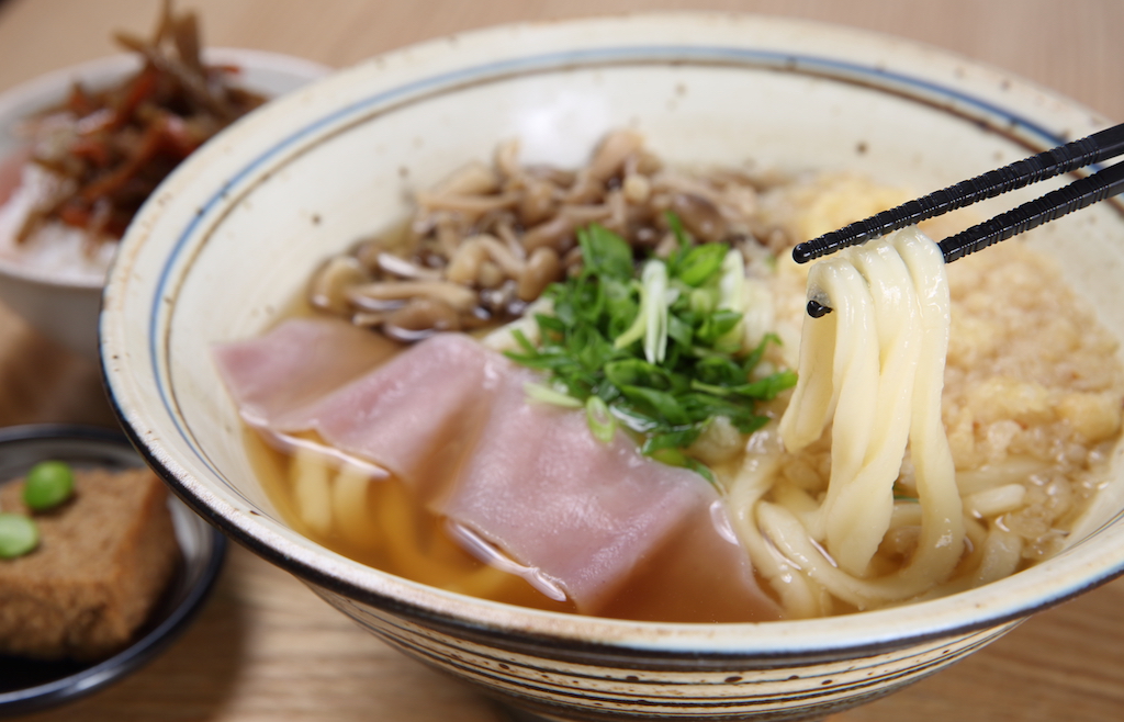 日替わりランチ850円(写真は、煮しめじはいからうどん、きんぴらごはん、厚揚げと小芋の炊き合わせ)