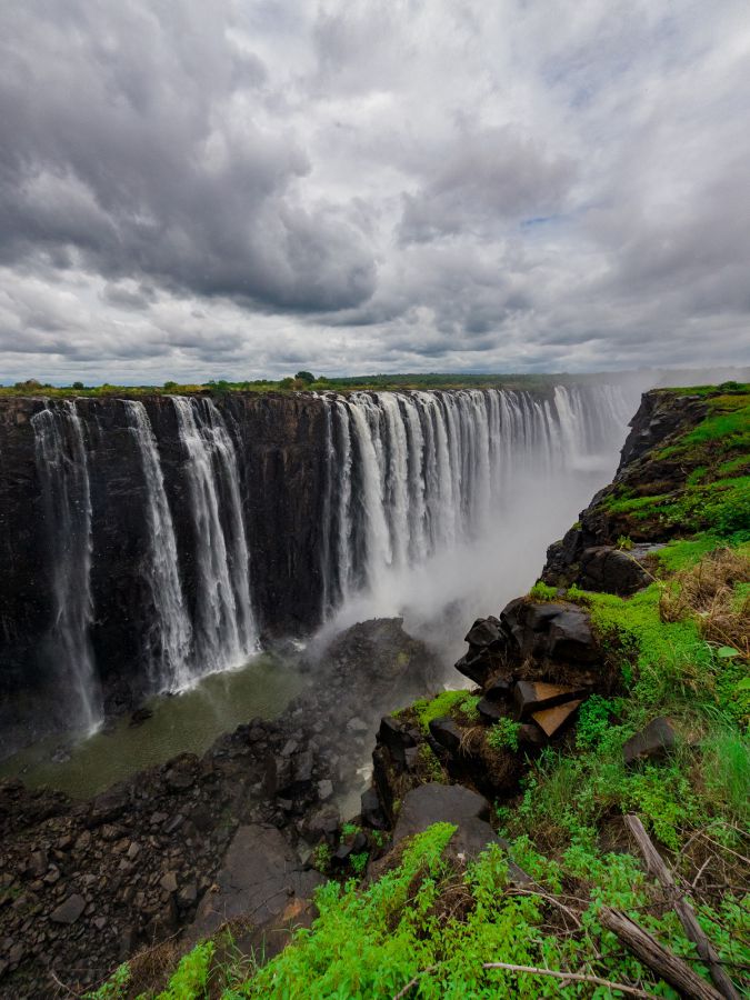 ひたすら激しい滝が続いています
