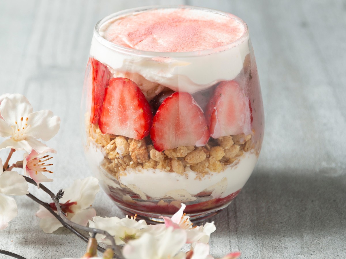 京都のパフェに桜咲く!イチゴの酸味と桜餅の風味の”さくらパフェ”春季限定販売