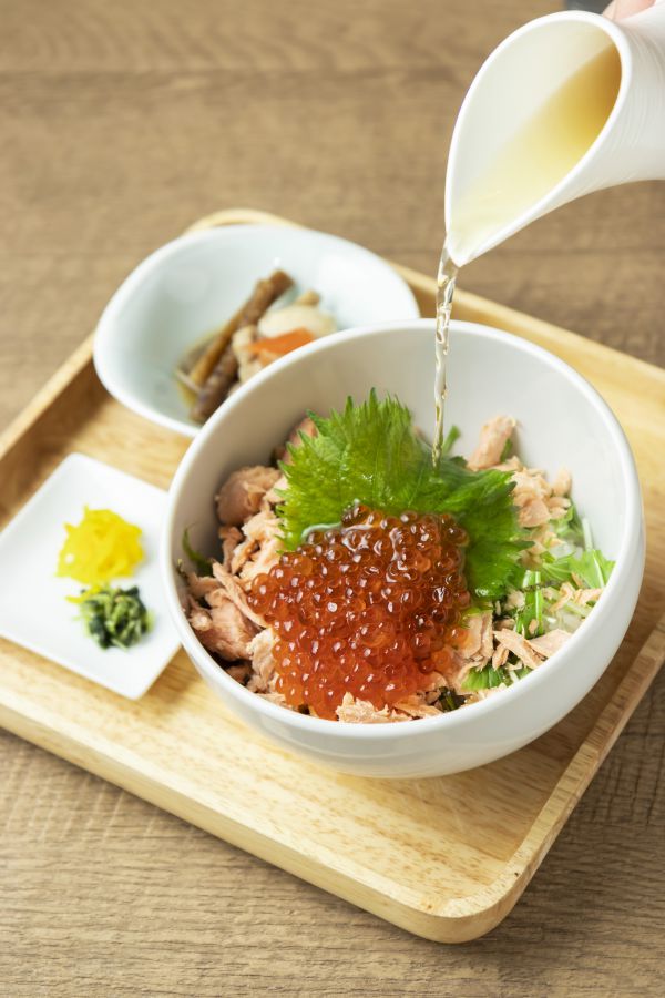 鮭とマスイクラのだし茶漬け (だし茶漬け/小鉢/お漬物) 1450円