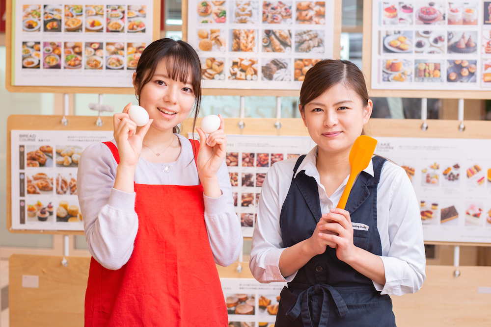 普段はほとんど料理をしないというゆかっくす。そんなゆかっくすを、寺田有季先生（右）が優しく指導します