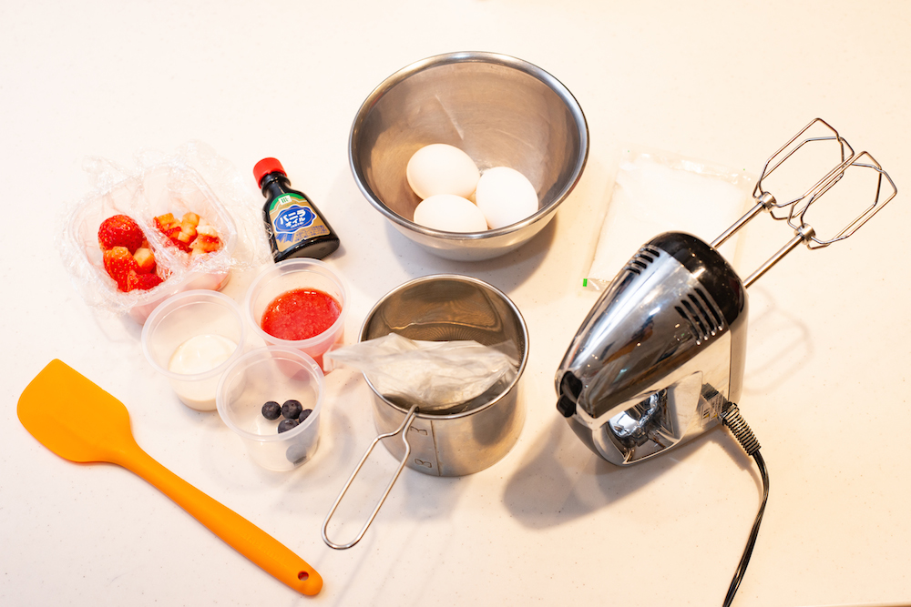 春いちごのネイキッドケーキの材料は、薄力粉、グラニュー糖、卵、バニラオイル、牛乳、いちごなど。家庭にある材料がほとんどを占めるので、自宅でも再現しやすいはず。