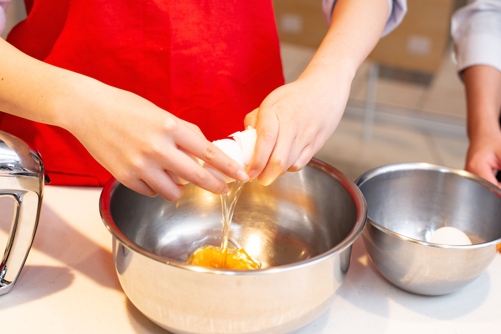 卵を3つ割り入れ、ハンドミキサーでほぐします