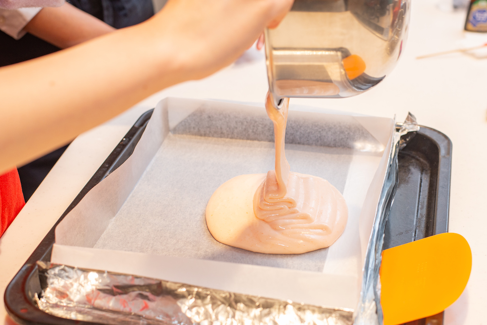 生地を型に流し込み、オーブンで10分ほど焼きます