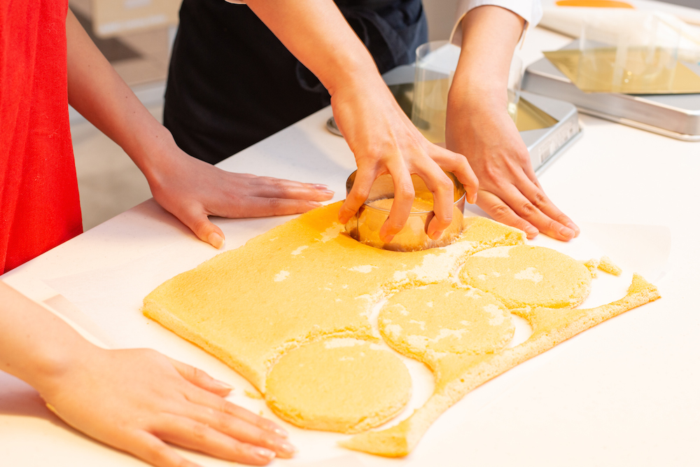 型抜きで、生地を丸くくり抜いていきます