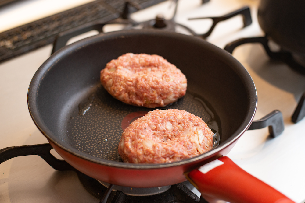 肉を成形し、フライパンにオン