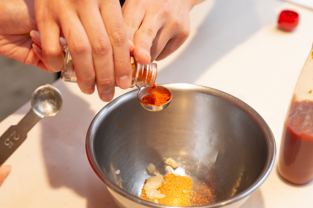 「シラチャーソース」の材料となるのは、チリパウダーやニンニクなど