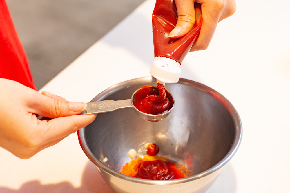 「トマトケチャップには、さまざまなスパイスが入っているので、料理の味わいに深みをもたらしてくれます」と、寺田先生