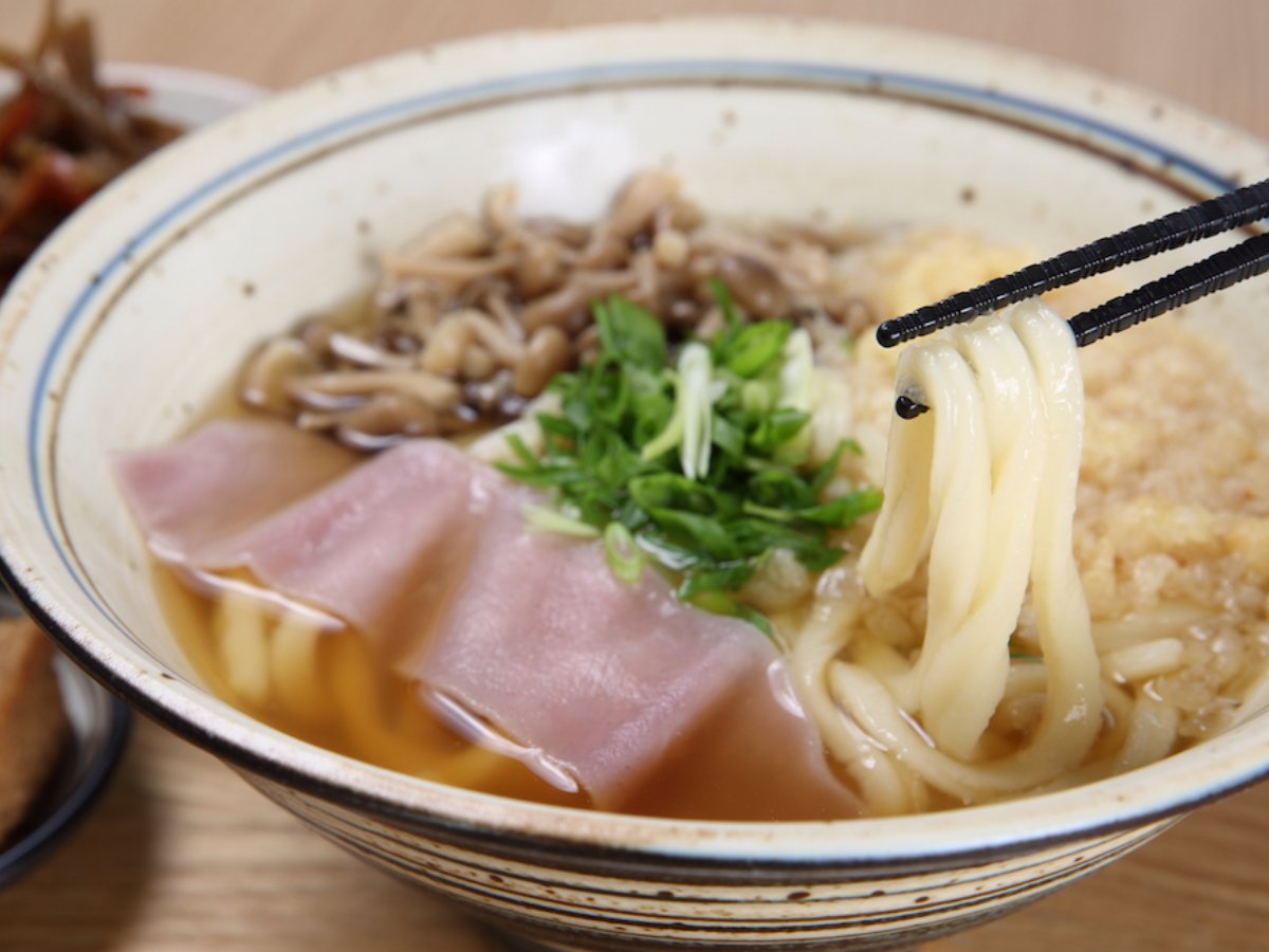 もっちもちの麺が絶品!箸が止まらなくなる“新感覚うどん”3選【関西】